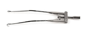 Double hook tissue retractor