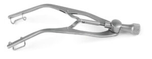 Speculum for retinal detachment, closed blades